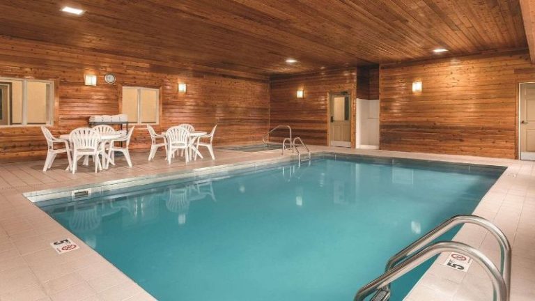 Country Inn & Suites by Radisson, Dakota Dunes, SD