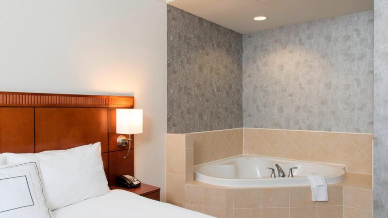 Courtyard San Antonio North Stone Oak at Legacy 1 - jacuzzi hotel room