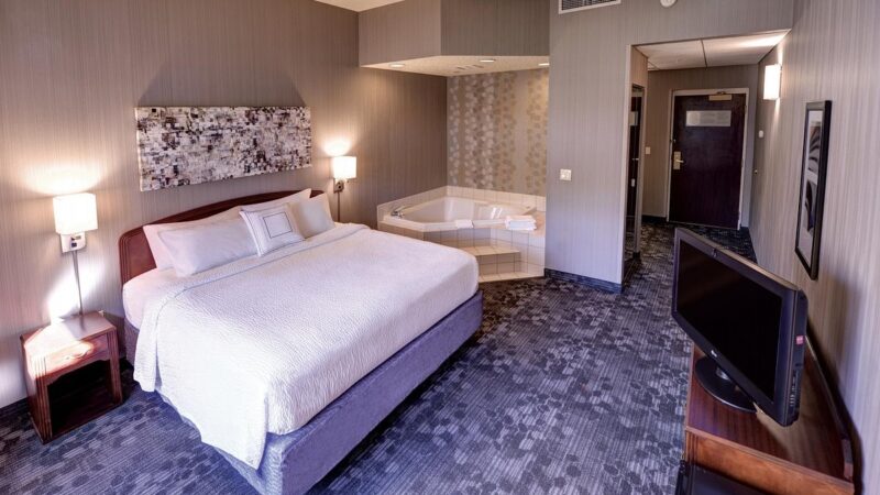 Courtyard by Marriott Wausau, room with private jacuzzi