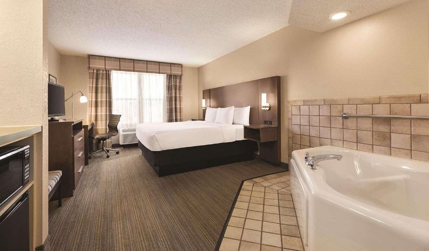 Country Inn & Suites by Radisson, Forest Lake, MN