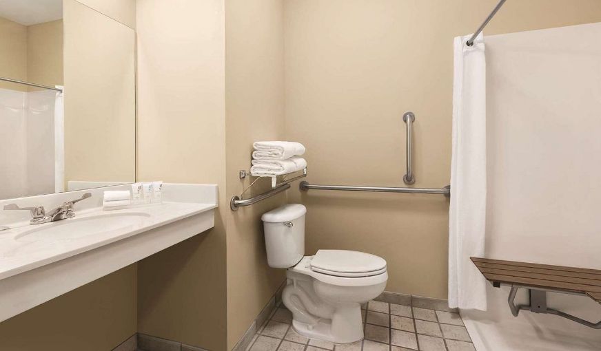 Country Inn & Suites by Radisson, Forest Lake, MN, room with private jacuzzi, photo 2