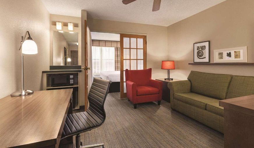 Country Inn & Suites by Radisson, Forest Lake, MN, room with private jacuzzi, photo 3