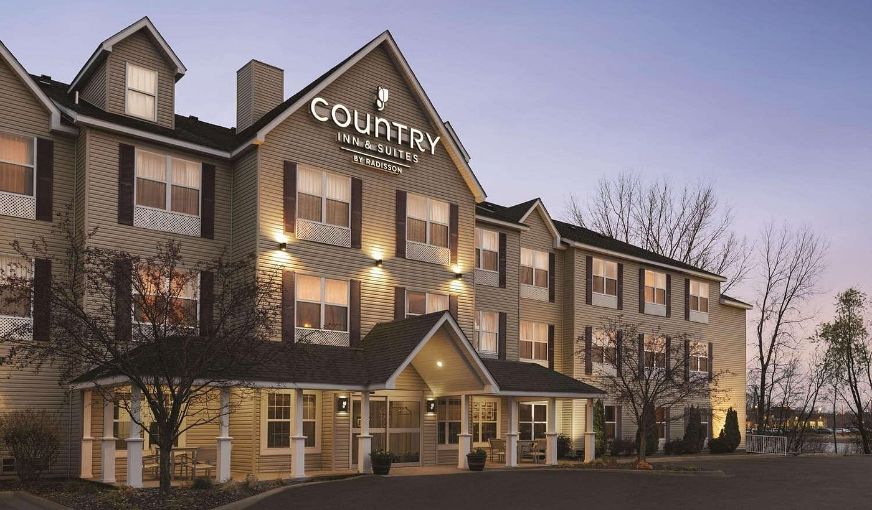 Country Inn & Suites by Radisson, Forest Lake, MN, room with private jacuzzi, photo 4