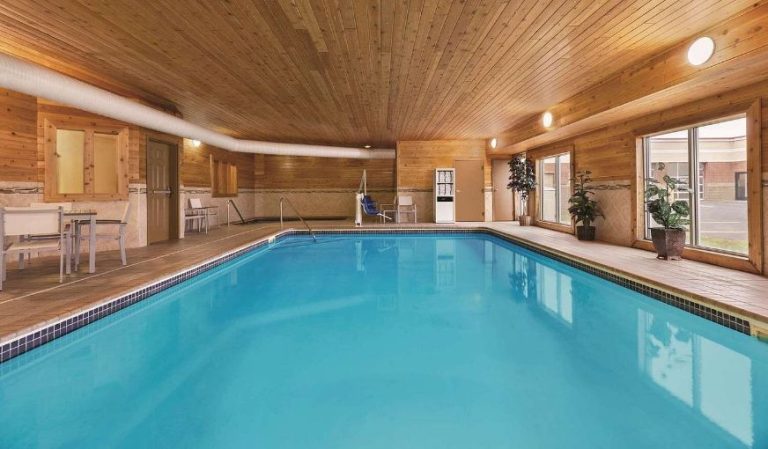 Country Inn & Suites by Radisson, Forest Lake, MN