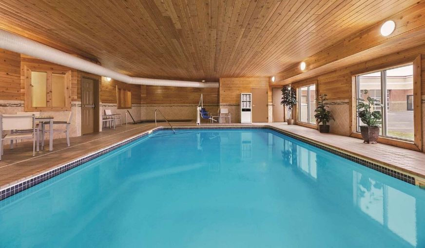 Country Inn & Suites by Radisson, Forest Lake, MN, room with private jacuzzi, photo 5