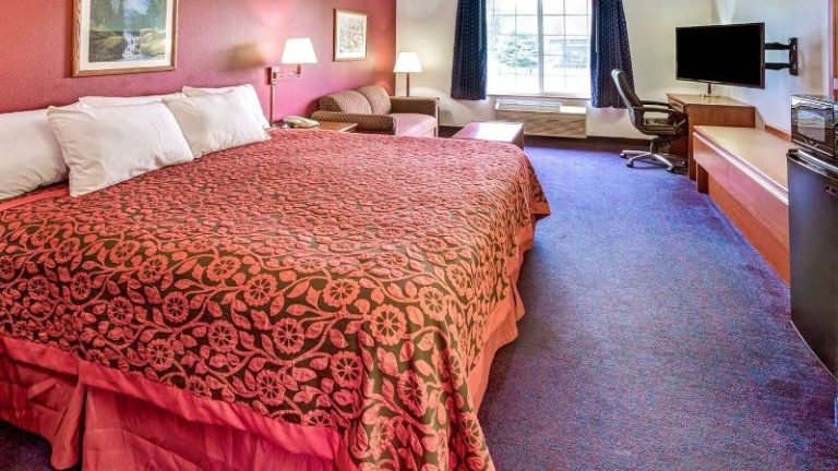 Days Inn & Suites by Wyndham Gresham