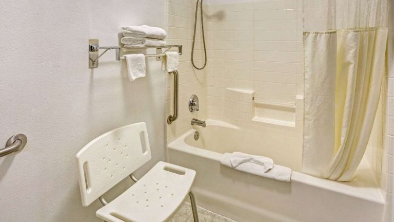Days Inn & Suites by Wyndham Gresham