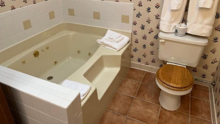 Days Inn & Suites by Wyndham Sutton Flatwoods
