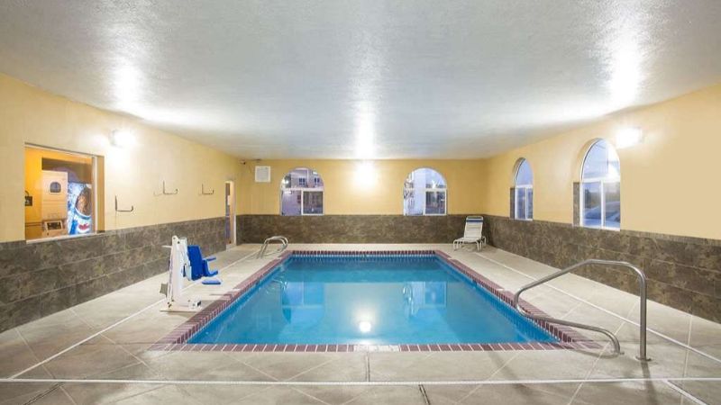 Days Inn by Wyndham Hurricane/Zion National Park Area, room with private jacuzzi, photo 6