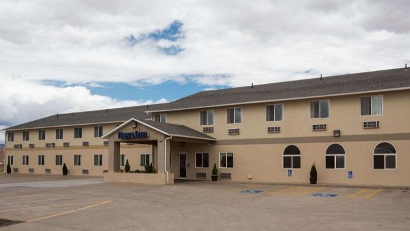 Days Inn by Wyndham Hurricane/Zion National Park Area, room with private jacuzzi, photo 7