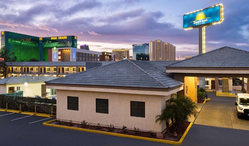 Days Inn by Wyndham Las Vegas Airport Near the Strip, room with private jacuzzi, photo 6