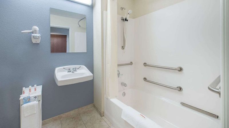 Days Inn by Wyndham Minot, room with private jacuzzi, photo 3