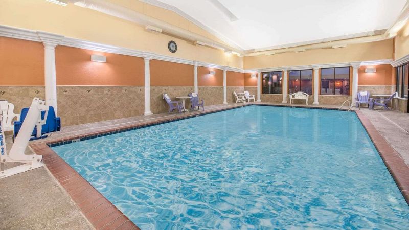 Days Inn by Wyndham Minot, room with private jacuzzi, photo 5