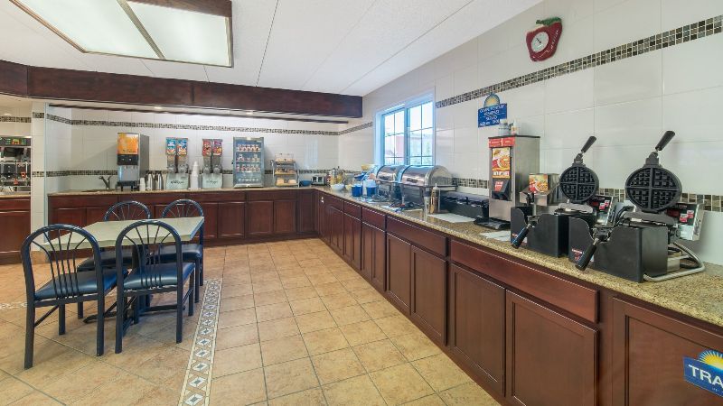 Days Inn by Wyndham Minot, room with private jacuzzi, photo 6