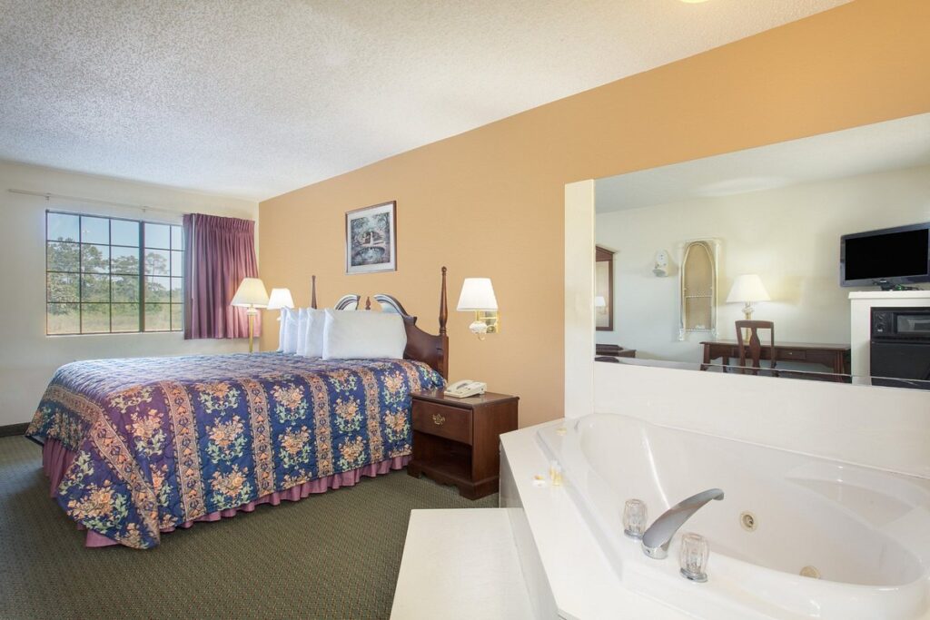 Days Inn by Wyndham Picayune, room with private jacuzzi, photo 1