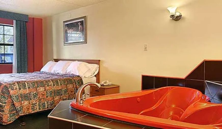 Econo Lodge Richmond-North Chesterfield, room with private jacuzzi, photo 3