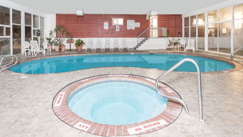 Days Inn by Wyndham Evanston WY, room with private jacuzzi, photo 5