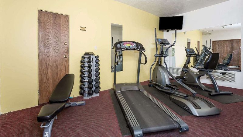 Days Inn by Wyndham Evanston WY, room with private jacuzzi, photo 6