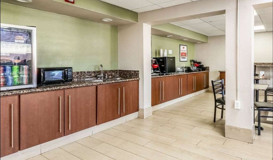 Econo Lodge Oklahoma City, room with private jacuzzi, photo 7