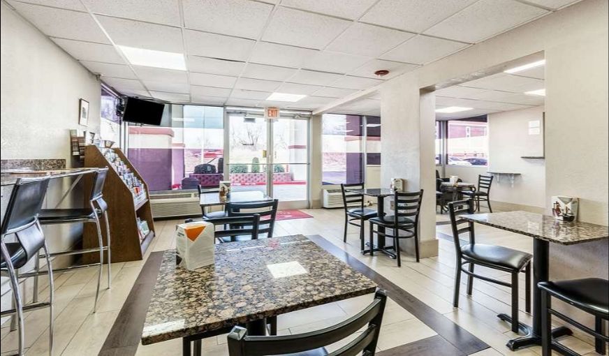 Econo Lodge Oklahoma City, room with private jacuzzi, photo 8