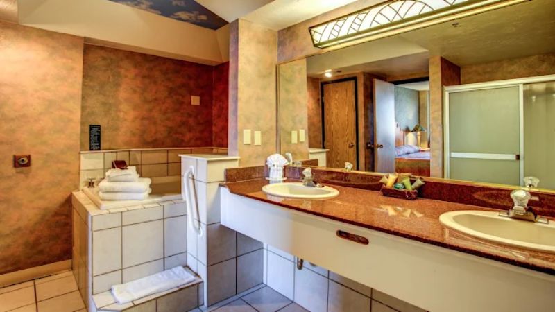 Edgewater Hotel & Casino, room with private jacuzzi, photo 1