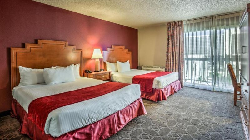 Edgewater Hotel & Casino, room with private jacuzzi, photo 3