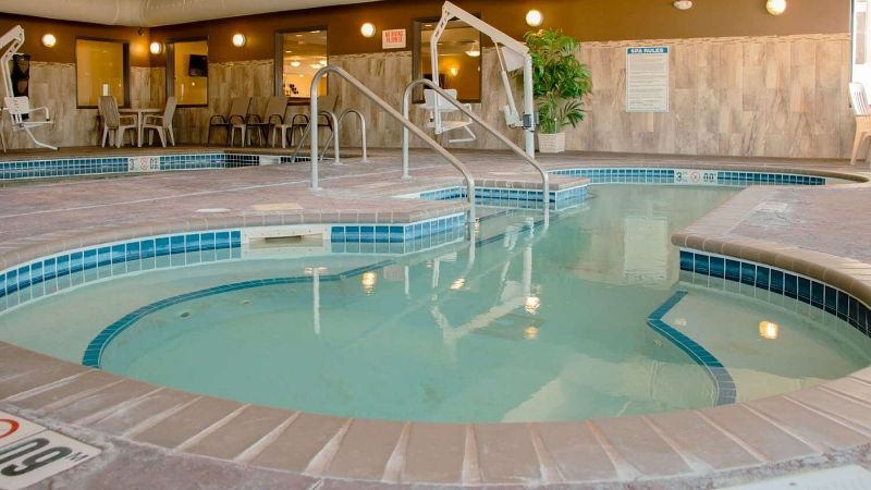Grand Forks Lodge and Suites, room with private jacuzzi, photo 6
