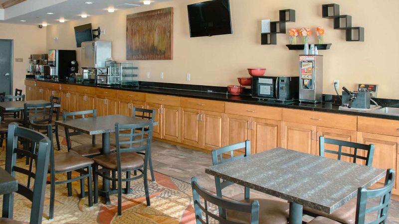 Grand Forks Lodge and Suites, room with private jacuzzi, photo 7