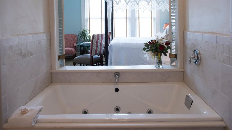 Fulton Lane Inn 1 - jacuzzi hotel room