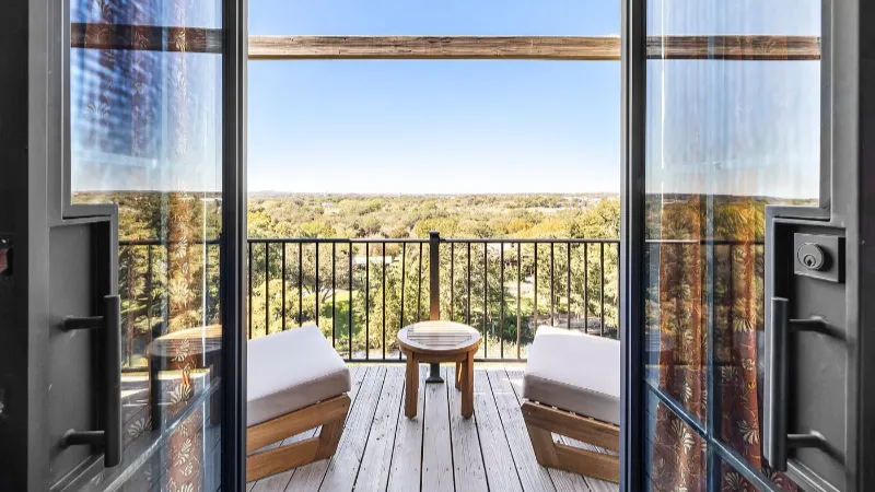 Gruene River Inn, room with private jacuzzi, photo 3