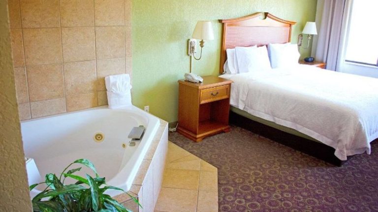 Hampton Inn & Suites College Station / US 6-East Bypass
