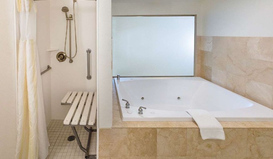 Hilton Garden Inn Jacksonville Airport, room with private jacuzzi, photo 2