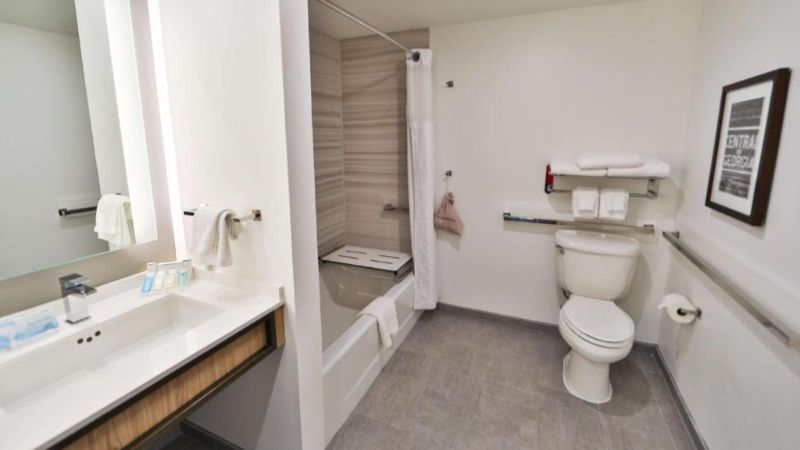 Hilton Garden Inn Savannah Historic District, room with private jacuzzi, photo 2