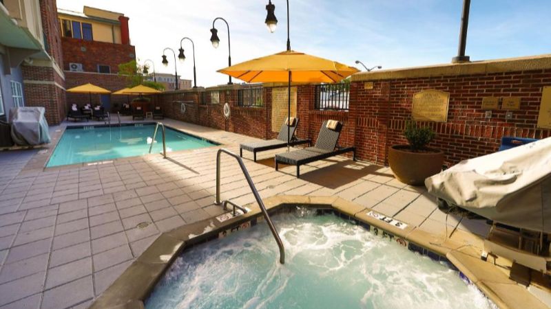 Hilton Garden Inn Savannah Historic District, room with private jacuzzi, photo 6
