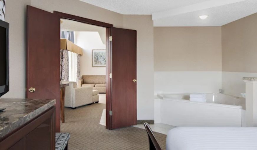 Holiday Inn Express Grove City (Outlet Center), an IHG Hotel, room with private jacuzzi, photo 2