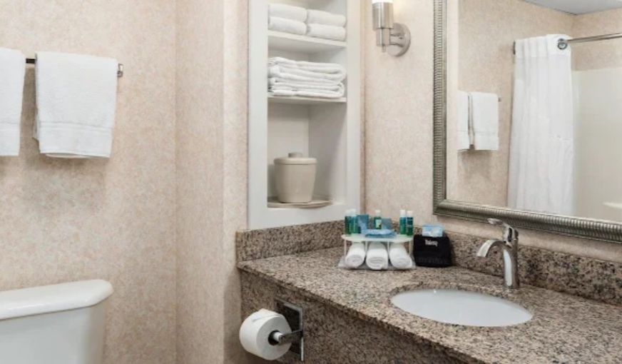 Holiday Inn Express Grove City (Outlet Center), an IHG Hotel, room with private jacuzzi, photo 4