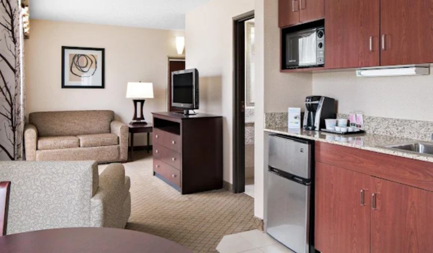 Holiday Inn Express Grove City (Outlet Center), an IHG Hotel, room with private jacuzzi, photo 5
