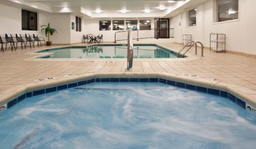 Holiday Inn Express Grove City (Outlet Center), an IHG Hotel, room with private jacuzzi, photo 8