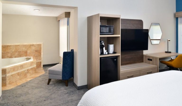 Holiday Inn Express Lewisburg/New Columbia