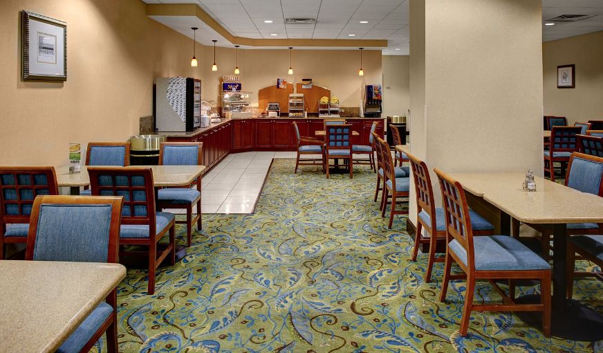 Holiday Inn Express Richmond – Downtown, an IHG Hotel, room with private jacuzzi, photo 7