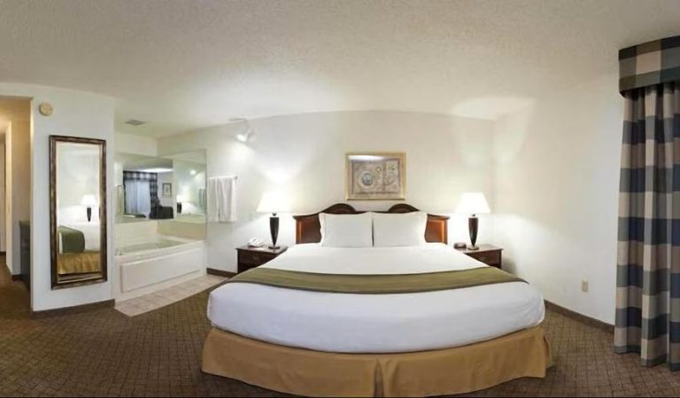 Holiday Inn Express & Suites Alliance, an IHG Hotel