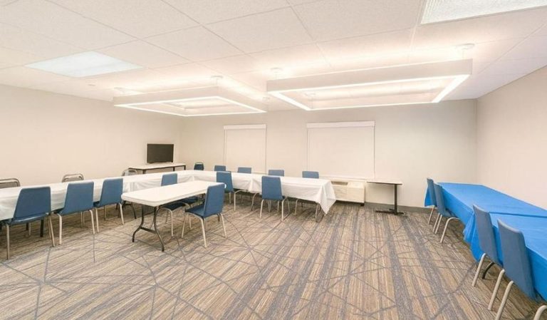 Holiday Inn Express & Suites Alliance, an IHG Hotel