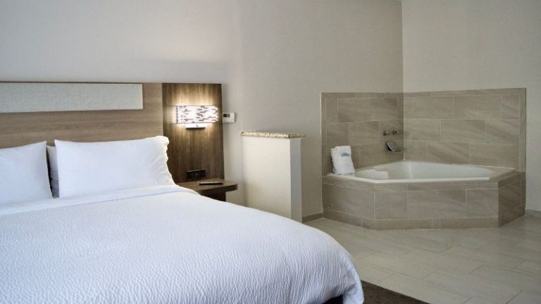 Holiday Inn Express & Suites College Station, an IHG Hotel