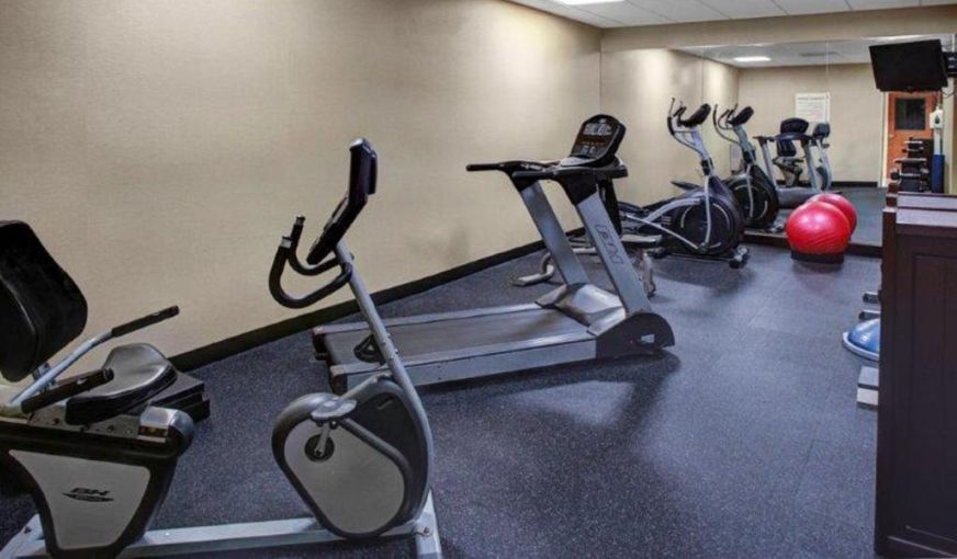 Holiday Inn Express & Suites Richmond North Ashland, an IHG Hotel, room with private jacuzzi, photo 6