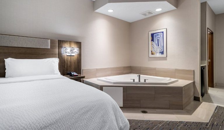 Holiday Inn Express & Suites St. Paul NE (Vadnais Heights), an IHG Hotel