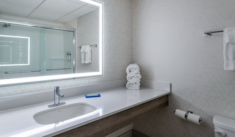 Holiday Inn Express & Suites St. Paul NE (Vadnais Heights), an IHG Hotel