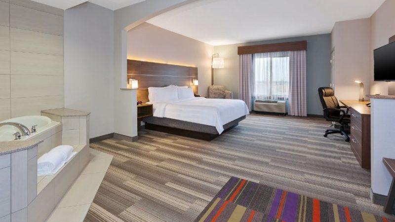 Holiday Inn Express & Suites Warminster – Horsham, an IHG Hotel, room with private jacuzzi, photo 2