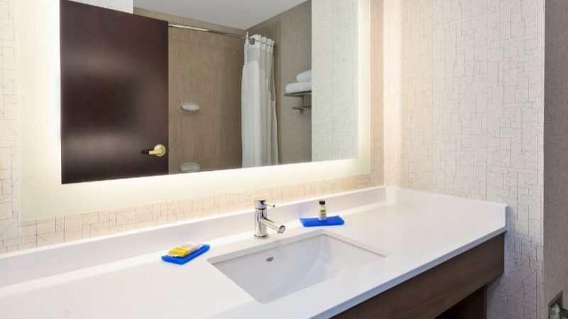 Holiday Inn Express & Suites Warminster – Horsham, an IHG Hotel, room with private jacuzzi, photo 3