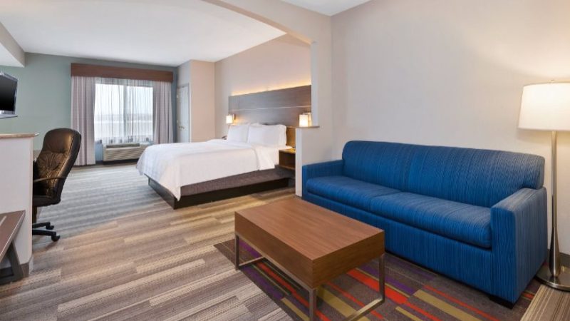 Holiday Inn Express & Suites Warminster – Horsham, an IHG Hotel, room with private jacuzzi, photo 4