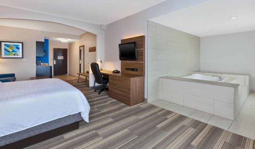 Holiday Inn Express & Suites Warminster – Horsham, an IHG Hotel